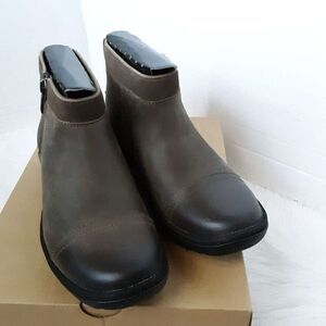UGG W. Attel Women's Ankle Boot size 5.5M